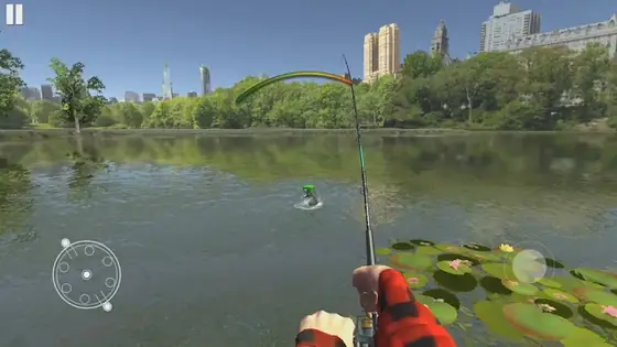 Ultimate Fishing Simulator: vista en primera persona con la caña lanzada sobre un lago urbano